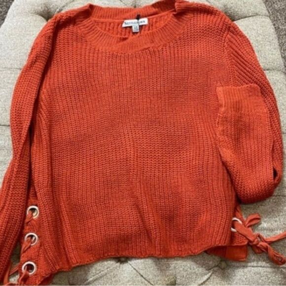 Side Lacing Sweater - Picture 12 of 16